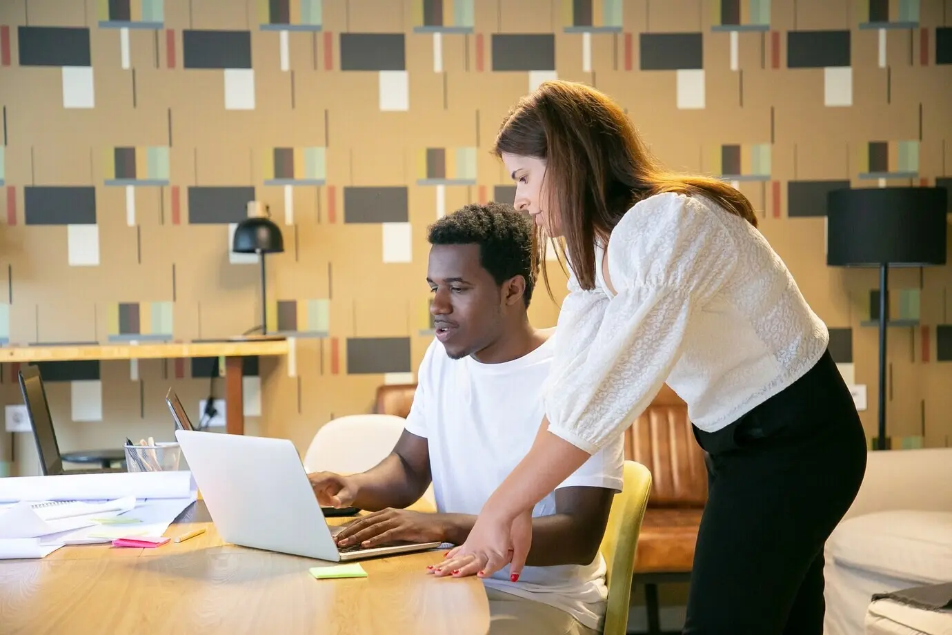 Un grupo diverso de diseñadores observa juntos la presentación del proyecto.
