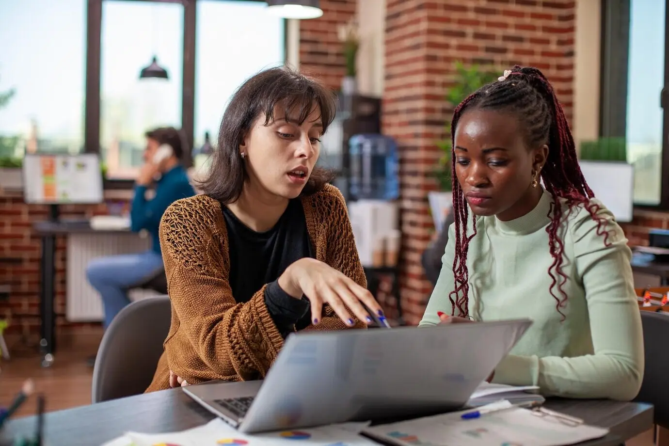 Socios empresariales discuten ideas de estrategia.