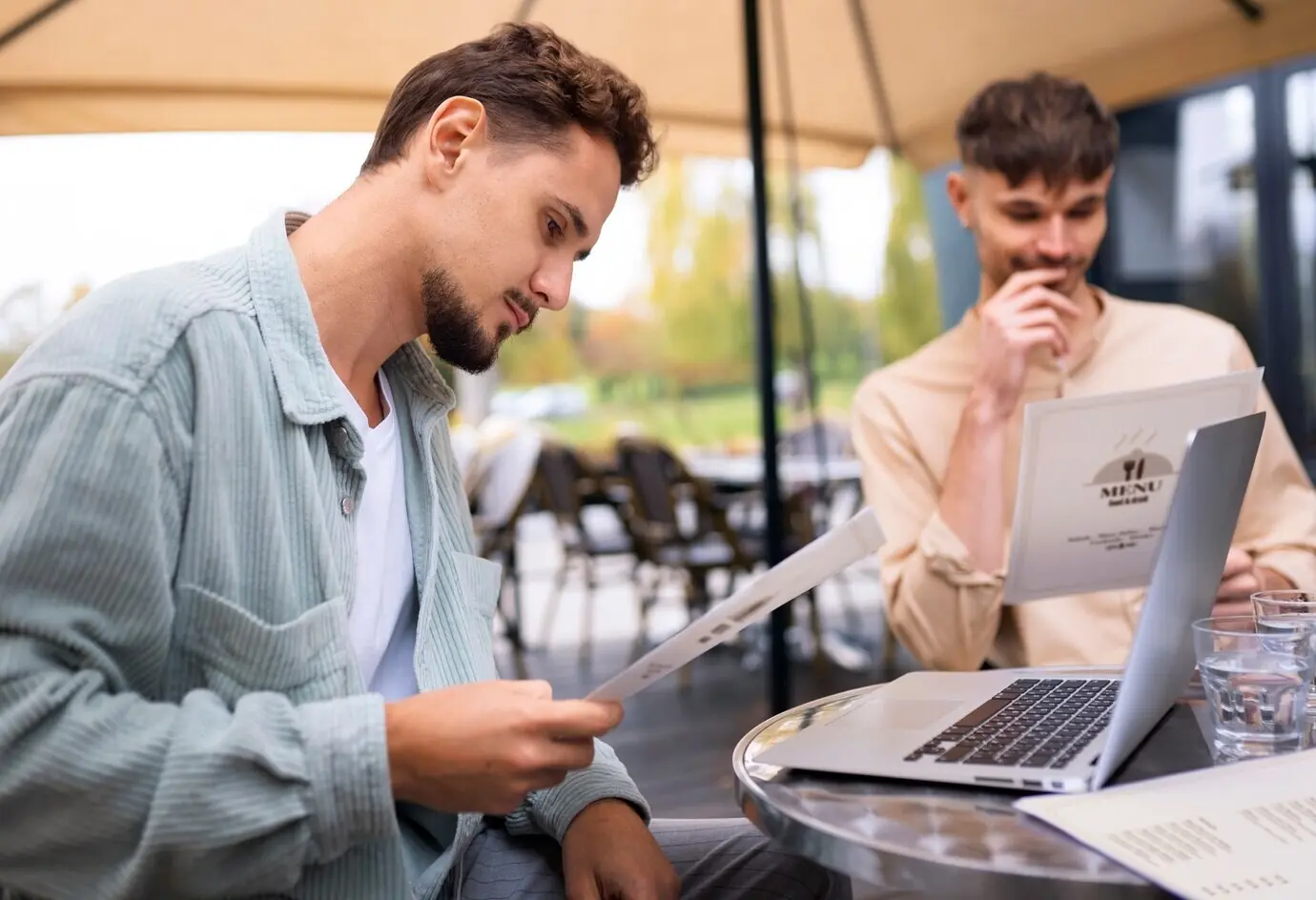Plano medio de amigos en un restaurante.